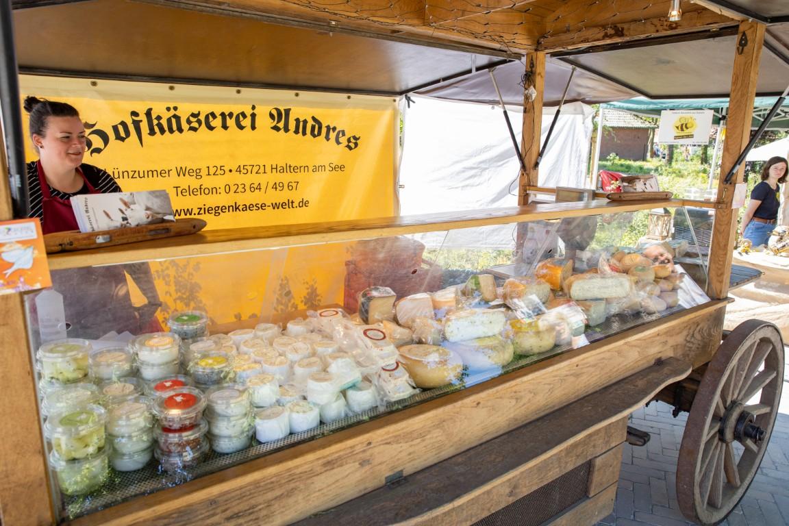 Stand der Hofkäserei Andres beim Steverauenfest 2023.