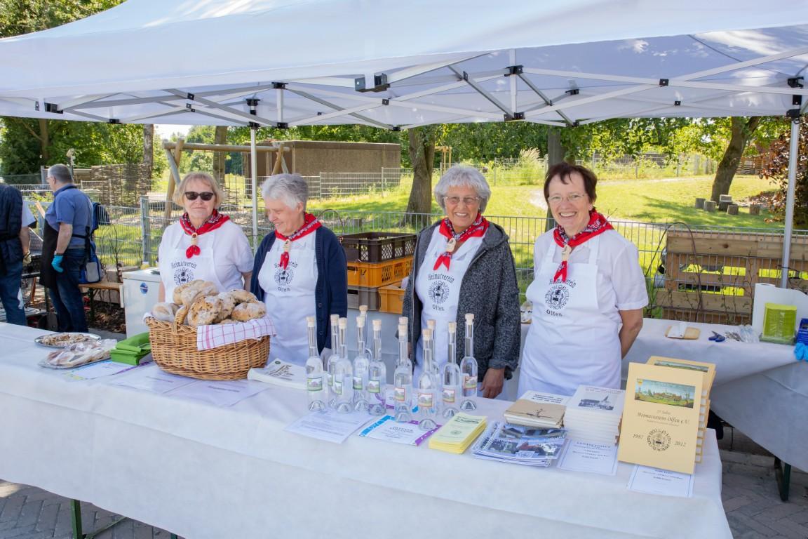 Der Heimatverein Olfen e. V. präsentiert frisch gebackenes Brot und Schnaps beim Steverauenfest.