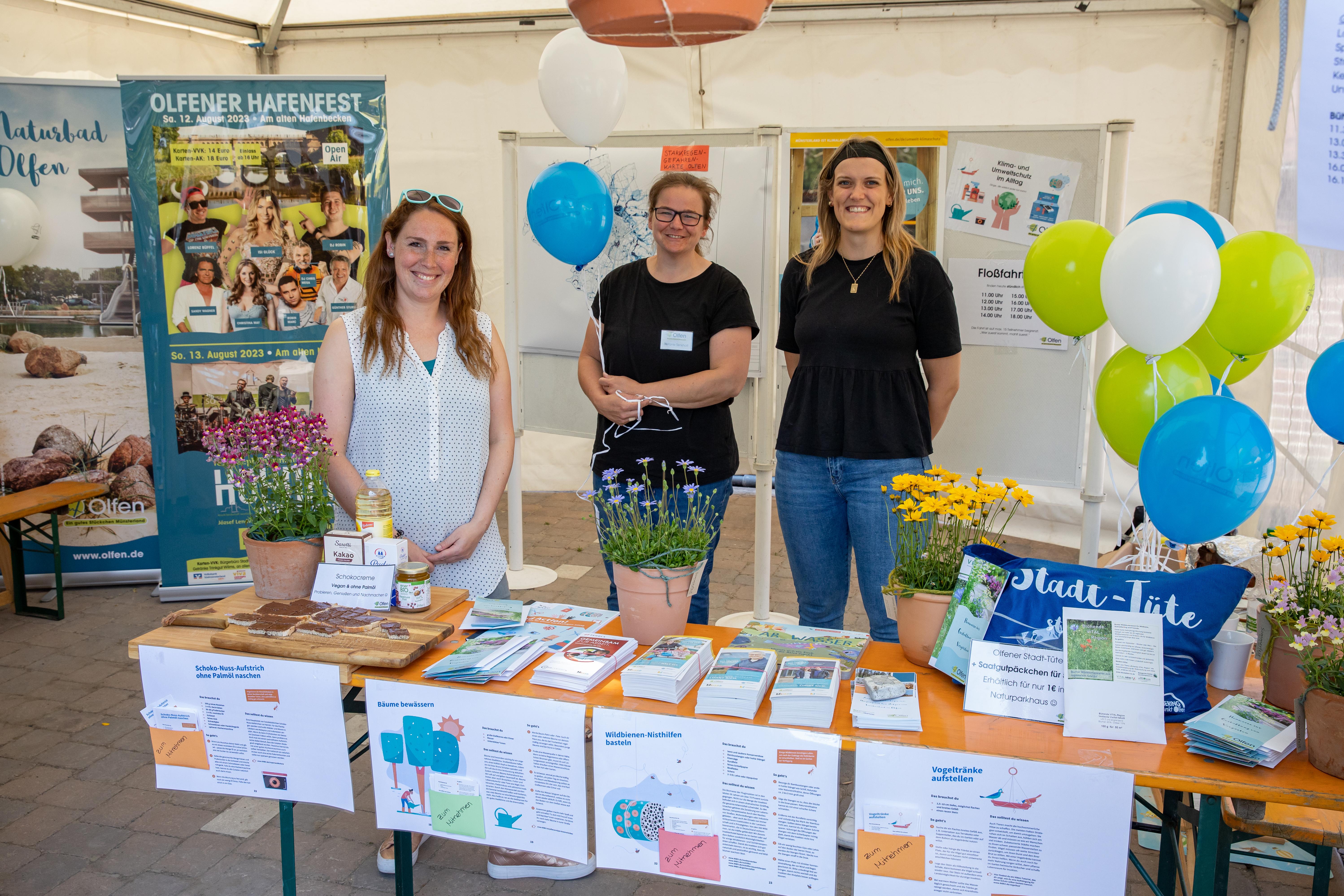 Der Infostand der Stadt Olfen mit vielen Prospekten und Luftballons für die Kleinen beim Steverauenfest.