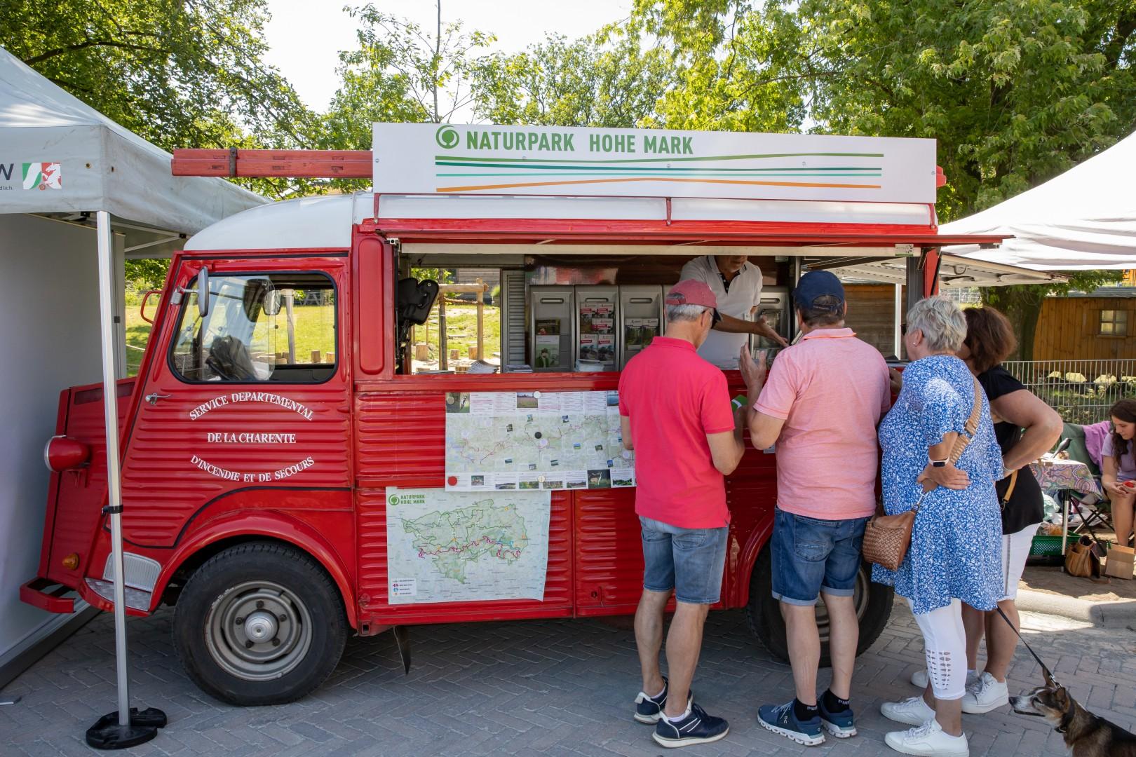 Das feuerrote Infomobil vom Naturpark Hohe Mark beim Steverauenfest.