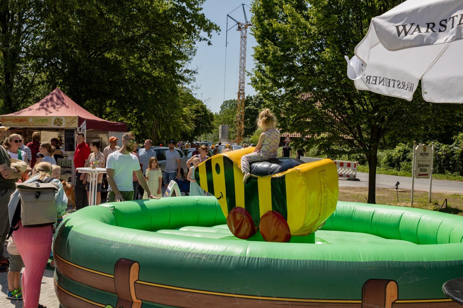 Ein Kind auf einer Rodeo-Ente beim Steverauenfest.