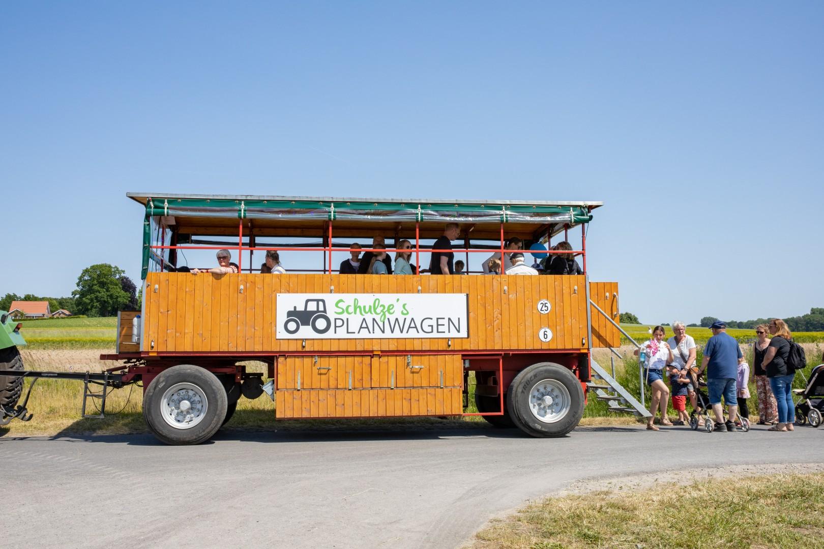 Schulzes Planwagen hat die Besucher beim Steverauenfest von Station zu Station gebracht.