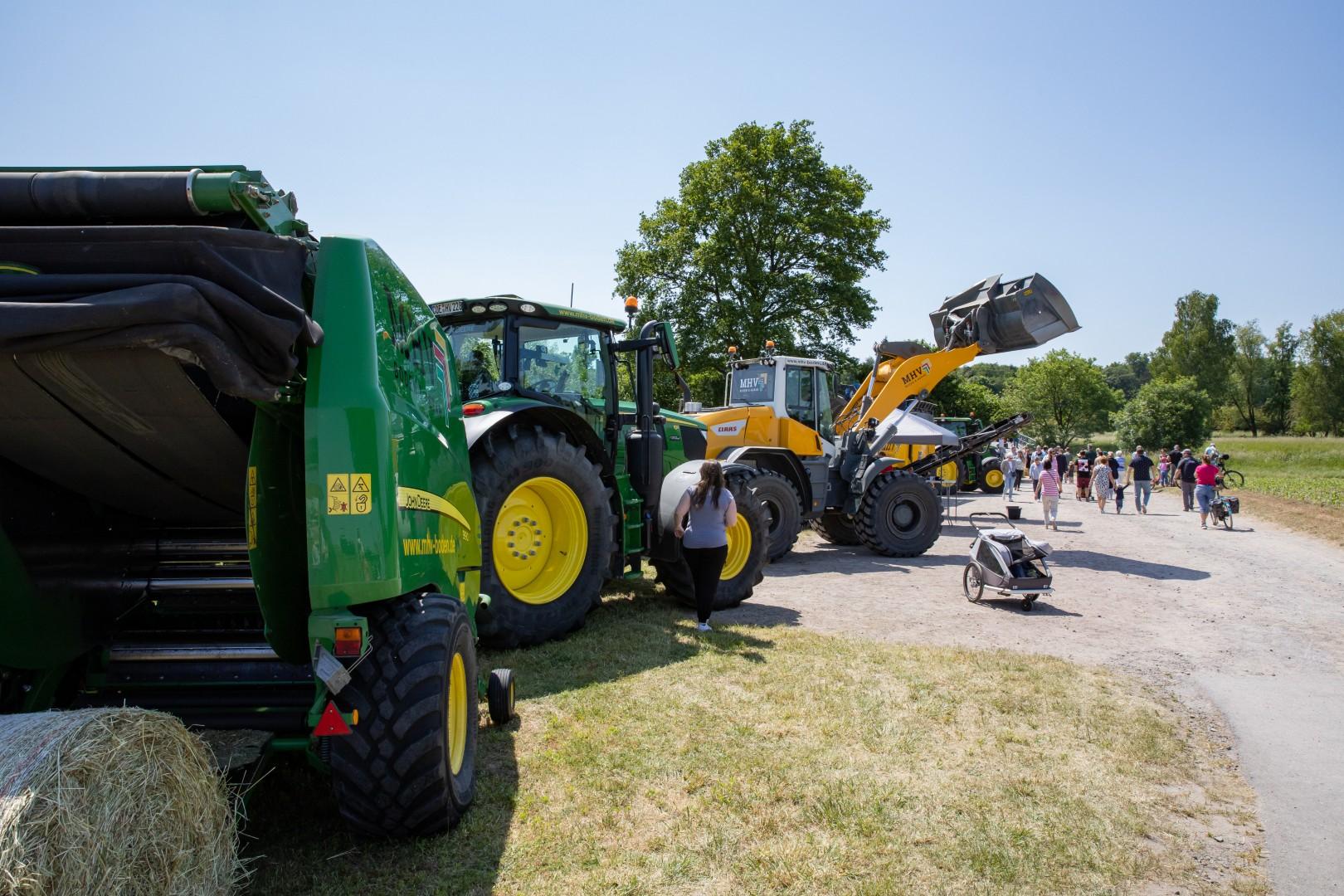 Traktoren und weitere landwirtschaftliche Fahrzeuge beim Steverauenfest.