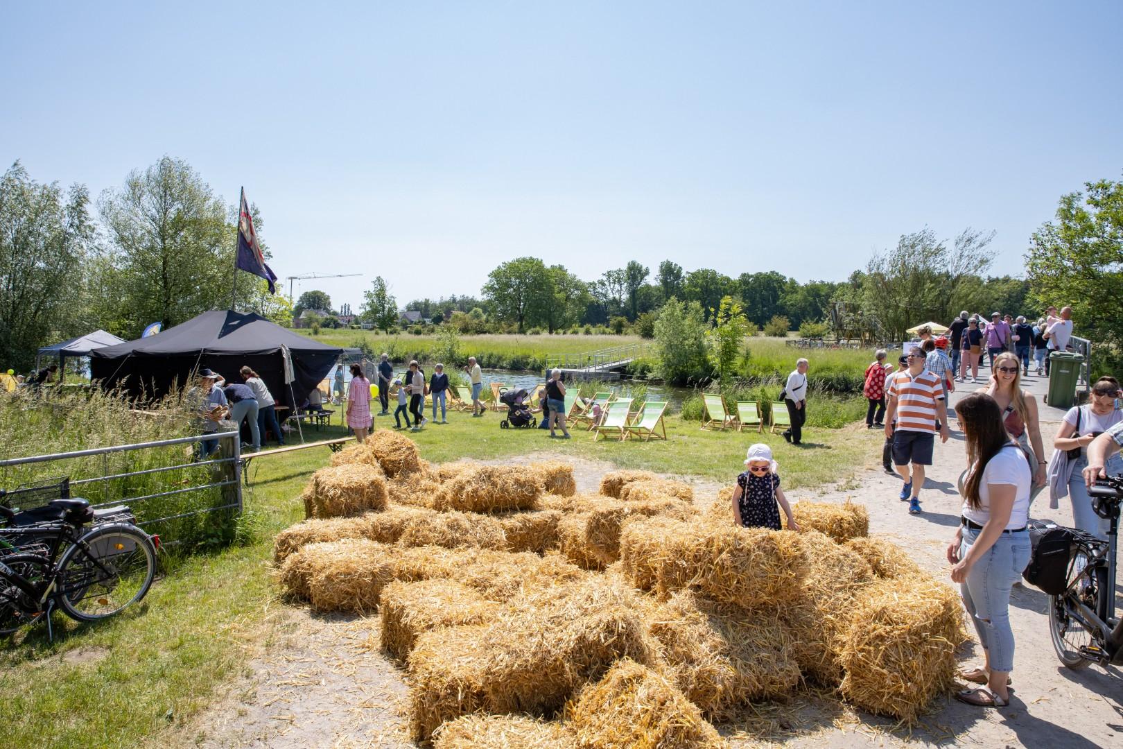 Heuballen für spielende Kinder am Floßanleger beim Steverauenfest.