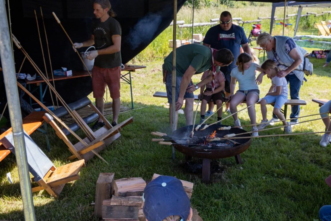 Stockbrot backen über dem offenen Feuer mit den Pfadfindern beim Steverauenfest.