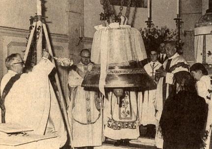 'Glocke des Friedens' wurde im Oktober 1965 in Velesmes eingeweiht. Pfarrer Niewind (2.v.l.) begegnete auch der Mutter seines 1944 in Velesmes gefallenen Kameraden Peter Groten