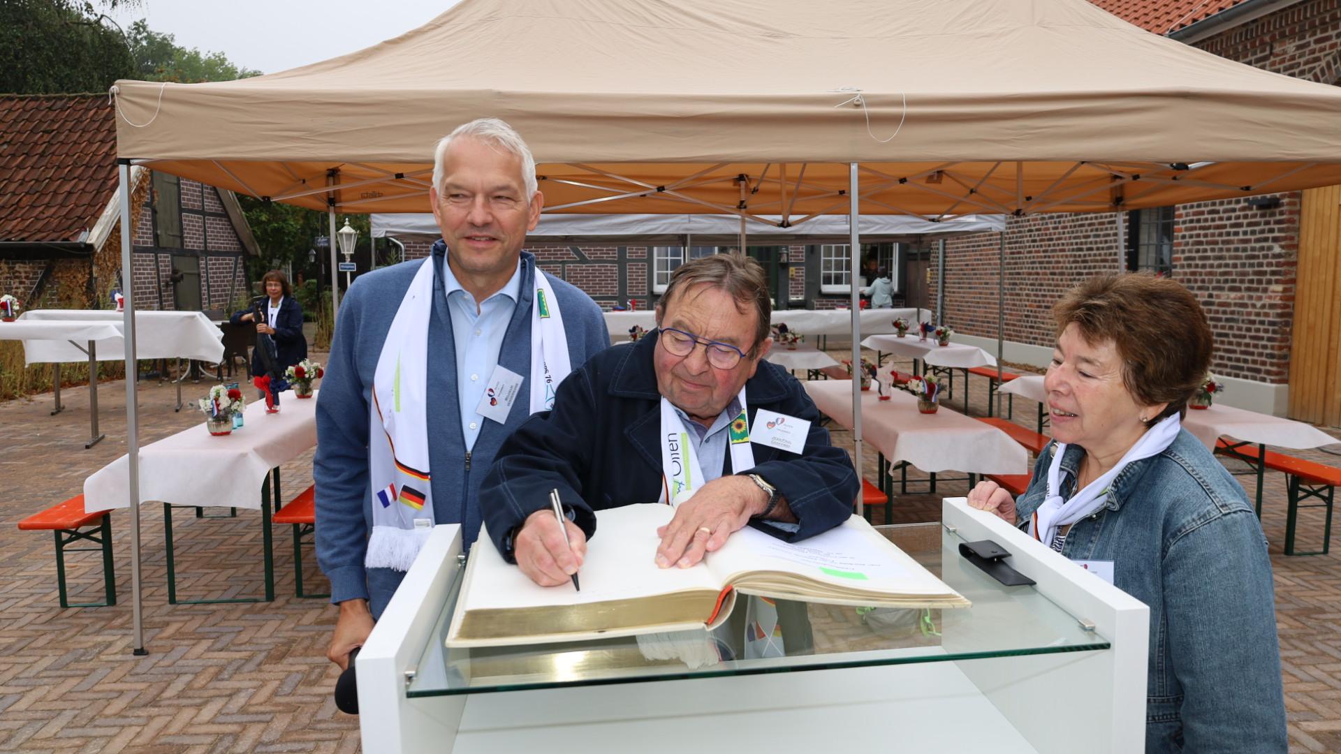 Bürgermeister Jean-Paul Geoffroy trägt sich in das Goldene Buch der Stadt Olfen ein.