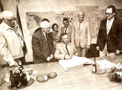 August 1984 wurde eine Delegation aus Velesmes im Olfener Rathaus empfangen. Bürgermeister Andre Jacquin und Pfarrer Remillet trugen sich ins Goldene Buch der Stadt ein