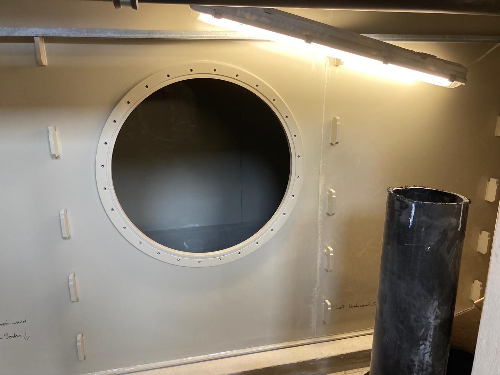 Einbau der Badewassertechnik im Untergeschoss (Foto: Stadt Olfen)