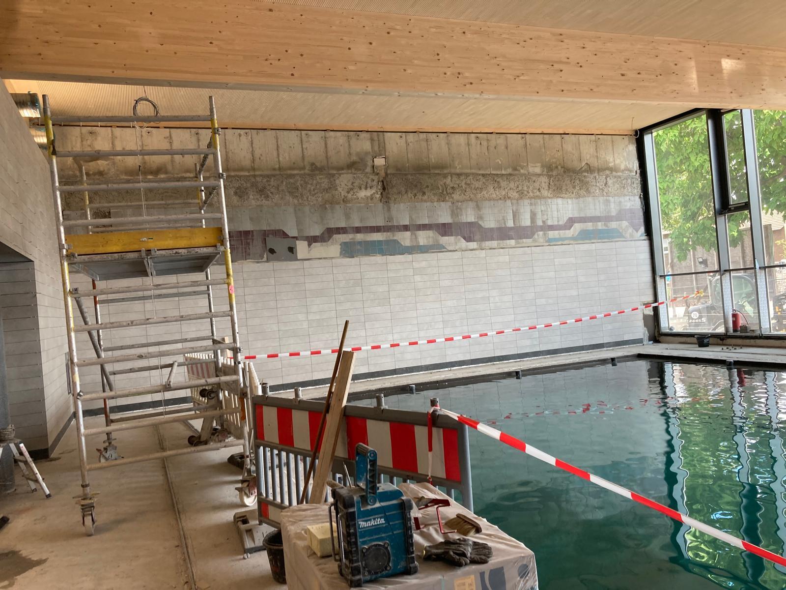 Ins neue Becken wurde Wasser eingelassen zur Dichtheitsprüfung. Drumherum fehlen teilweise noch Fliesen und Böden.