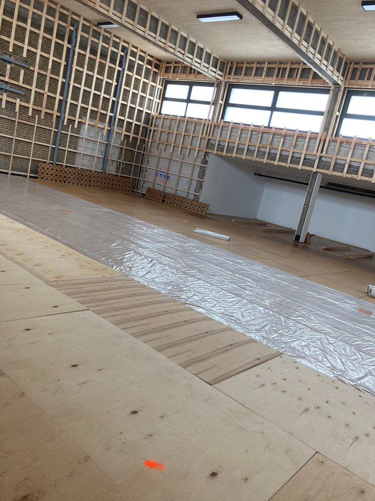 In der Turnhalle sind die Vorarbeiten für die Verkleidung der Wände und des Bodens geleistet worden.
