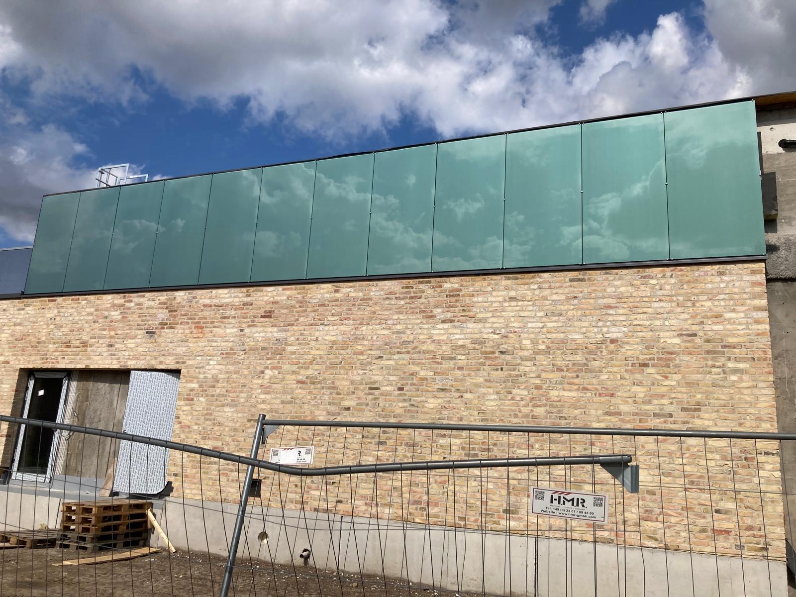 Das Glas an der Außenfassade wurde angebracht.