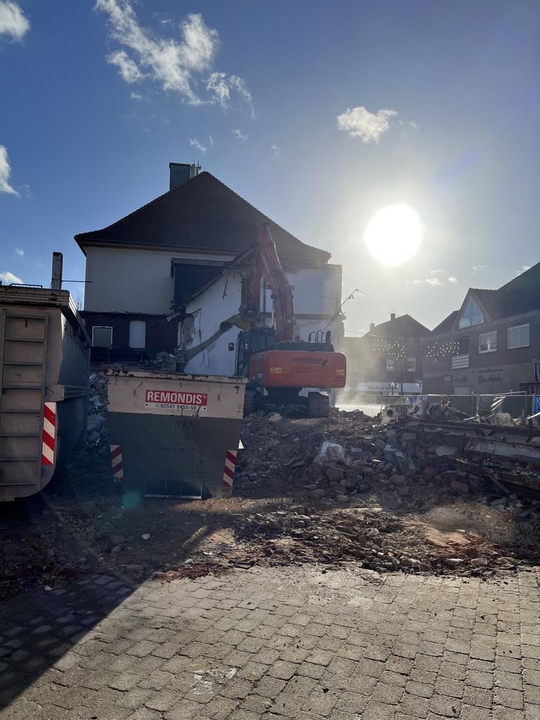 Ein großer Bagger steht auf der Baustelle, wo einst die Gebäude Kirchstraße 1 und 3 gewesen sind.