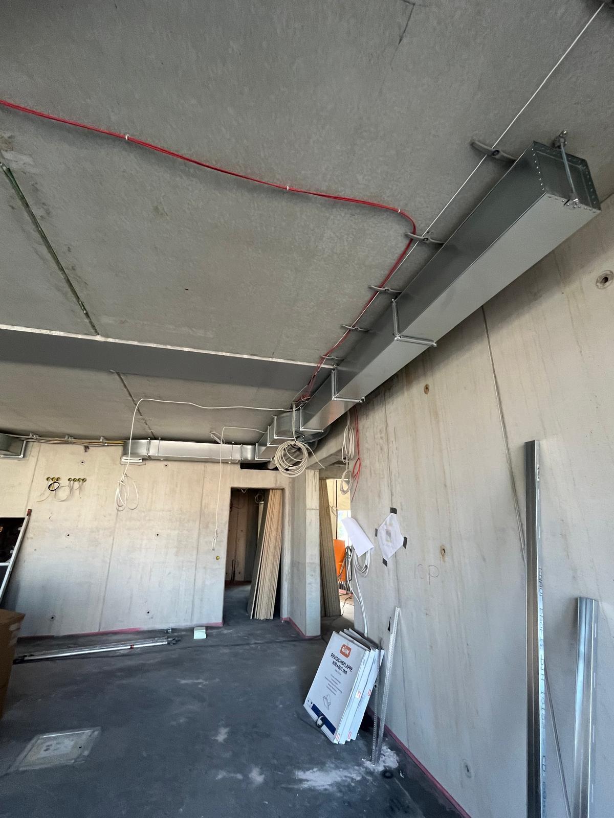Die Heizungsrohre im Neuen Rathaus werden montiert.
