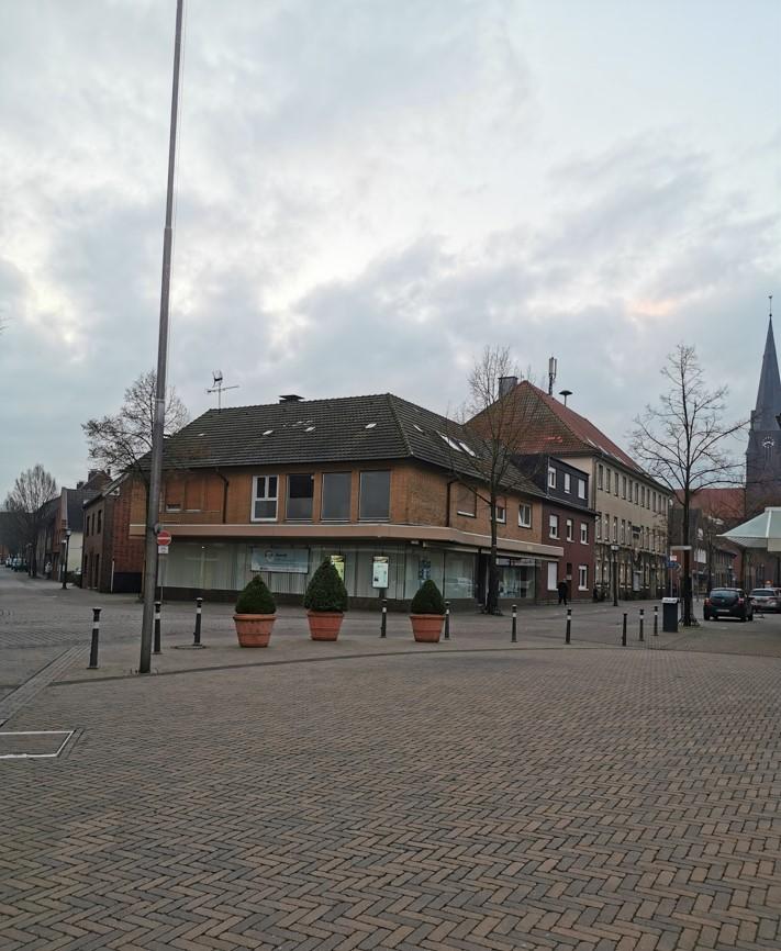 Das Foto wurde aus der Perspektive vom Marktplatz aus geschossen. Zu sehen sind die Gebäude Kirchstraße 1 und 3 vor dem Abriss, der bereits durchgeführt wurde.