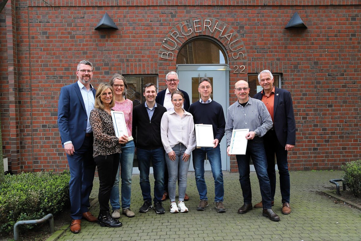 Bürgermeister Wilhelm Sendermann gratuliert den Gewinnern des Umweltpreises 2023 vor dem Bürgerhaus der Stadt Olfen.