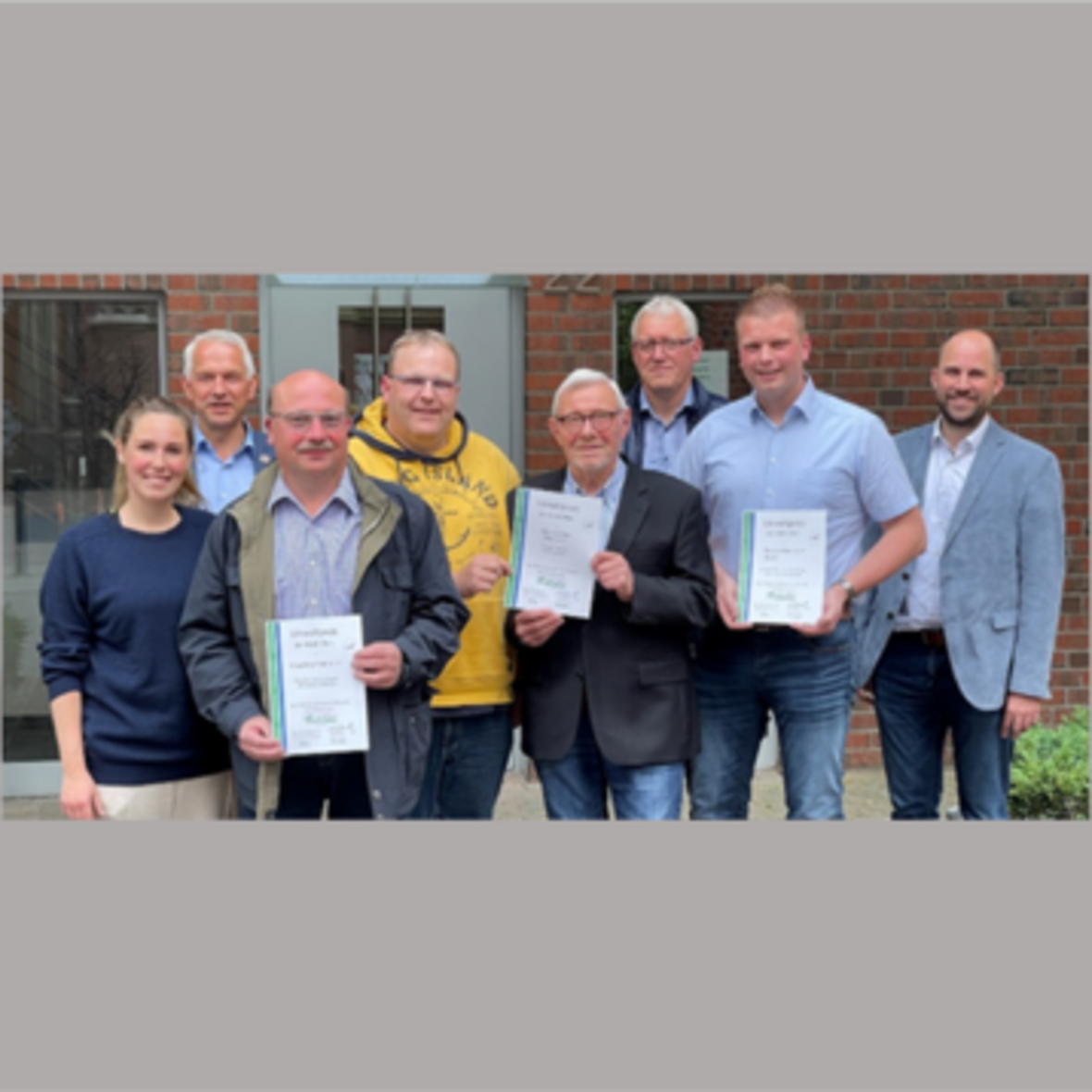 Bürgermeister Wilhelm Sendermann und die damalige Klimaschutzbeauftragte Jana Temiz gratulieren den Gewinnern des Umweltpreises 2021 im Bürgerhaus der Stadt Olfen.