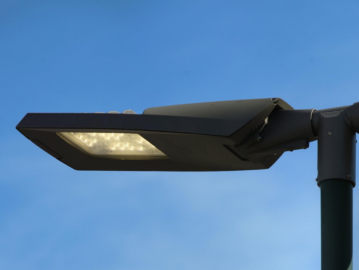 Eine schwarze Laterne mit LED-Beleuchtung.