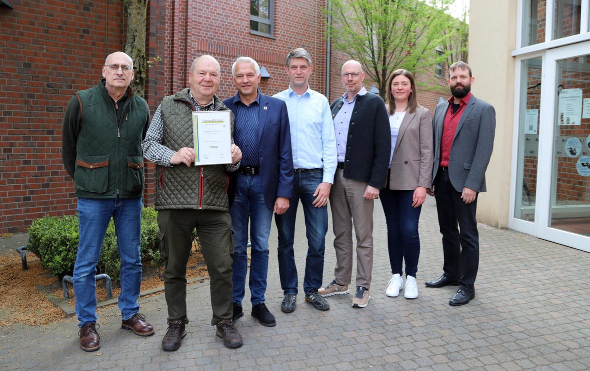 Auf dem Foto sind Mitglieder des Hegering Olfen e. V. zu sehen, die den Umweltpreis 2025/2026 erhalten haben, sowie Vertreter der Stadt Olfen und der GENREO.