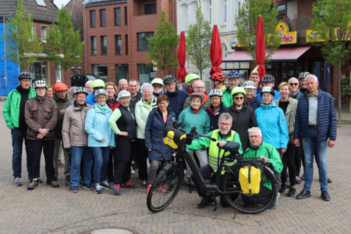 Stadtradeln 2023: Bürgermeister Wilhelm Sendermann und das Team des SuS Radlertreffs stehen auf dem Marktplatz.