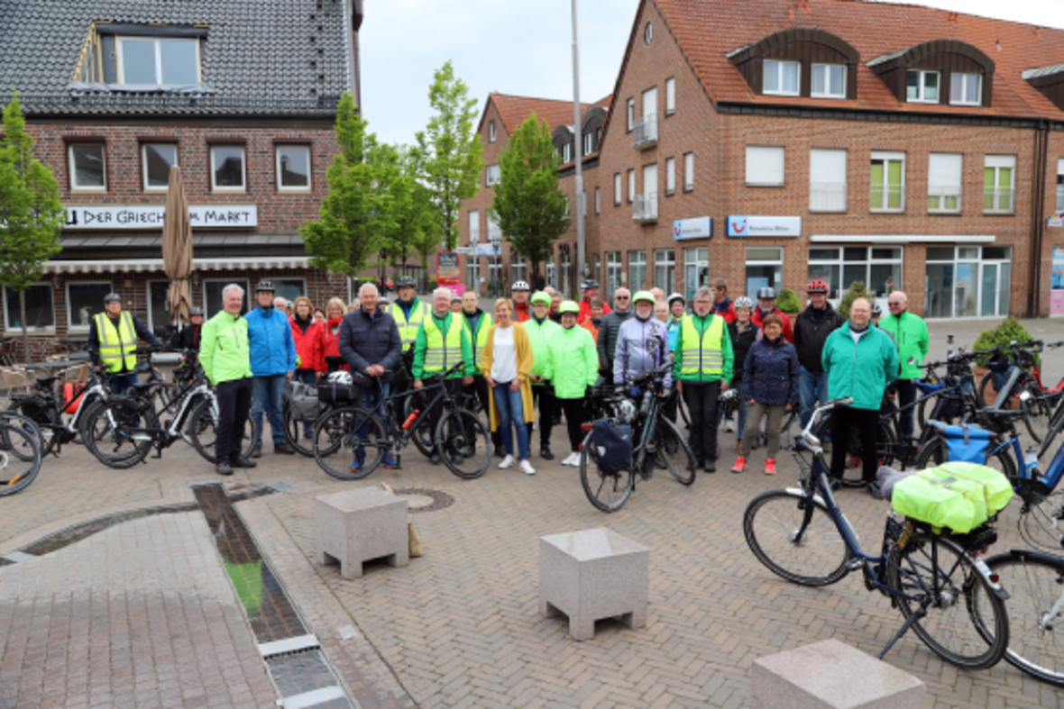 Stadtradeln 2022: Bürgermeister Wilhelm Sendermann und das Team des SuS Radlertreffs stehen auf dem Marktplatz.