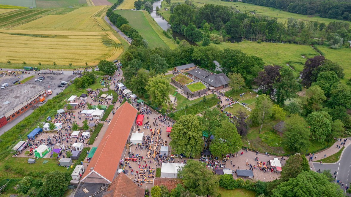 Drohnenaufnahme vom Naturparkhaus Steveraue während des Steverauenfests in 2026: Überall sind Stände und Menschen zu erkennen.