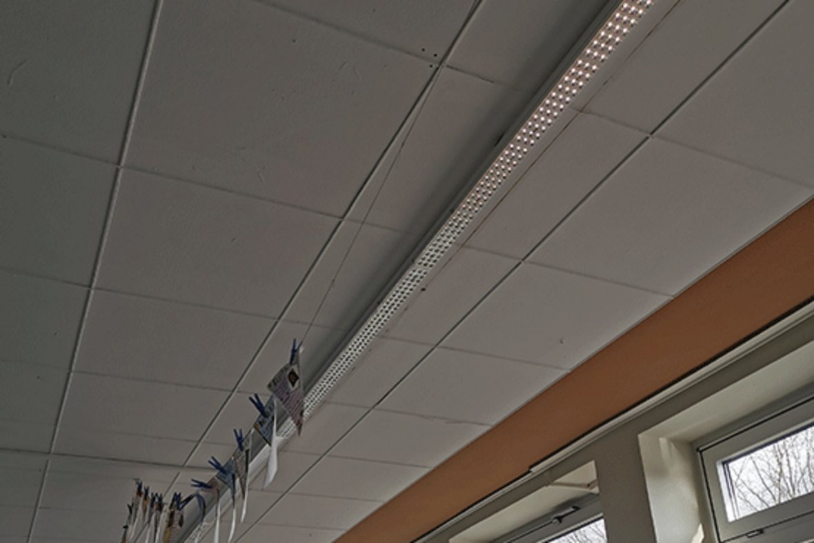Das Bild zeigt die Decke der Klassenräume in der Wolfhelmschule.