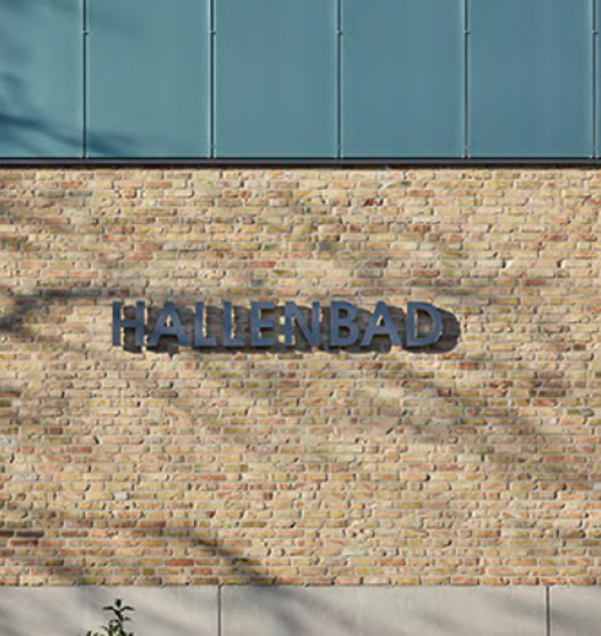 Der Schriftzug "Hallenbad Olfen" auf dem neuen Mauerwerk.