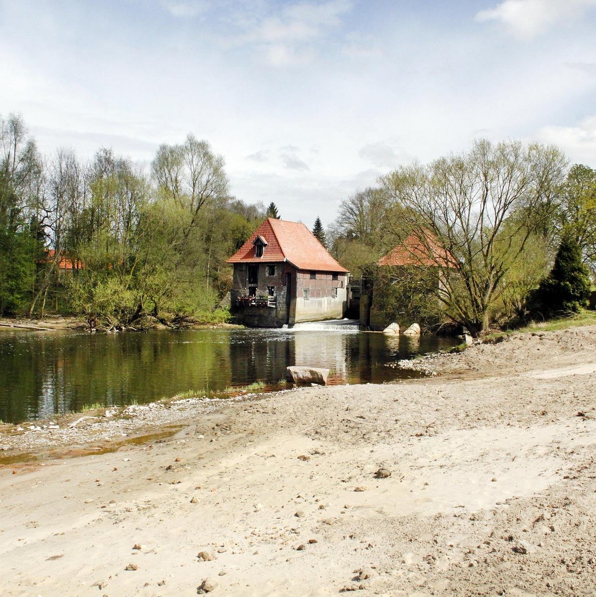 Auf dem Foto sind die Füchtelner Mühle sowie die Stever und der Flussstrand zu erkennen.