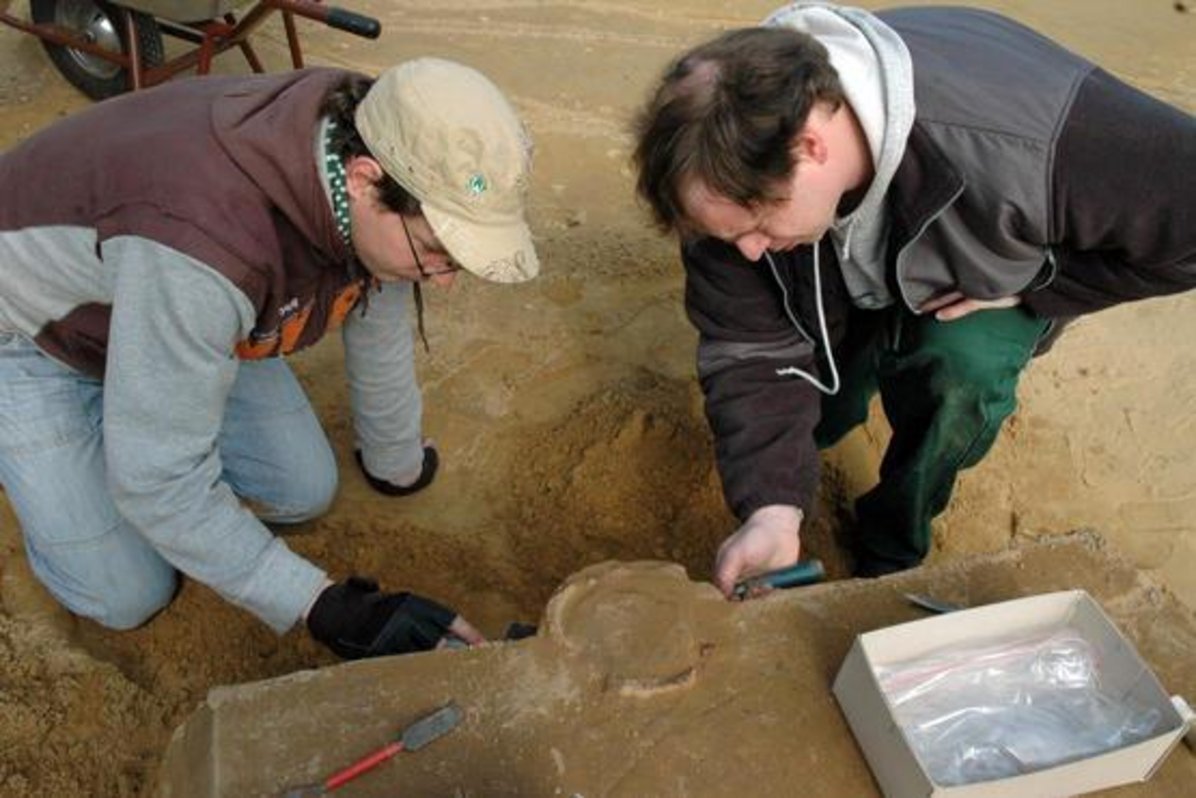 2009: Zwei Archäologen bei den Ausgrabungen auf dem Naturbadgelände