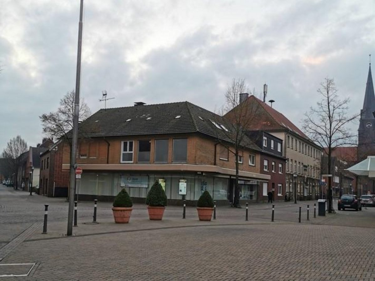 Das Foto wurde aus der Perspektive vom Marktplatz aus geschossen. Zu sehen sind die Gebäude Kirchstraße 1 und 3 vor dem Abriss, der bereits durchgeführt wurde.