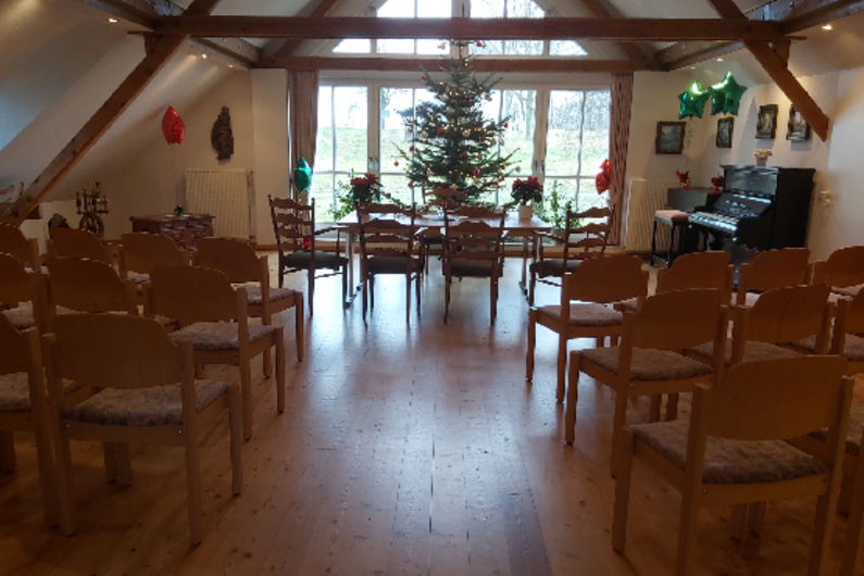 Ein weiteres Foto vom Trauzimmer im Heimathaus. Diesmal steht vor dem großen Fenster noch ein geschmückter Weihnachtsbaum.