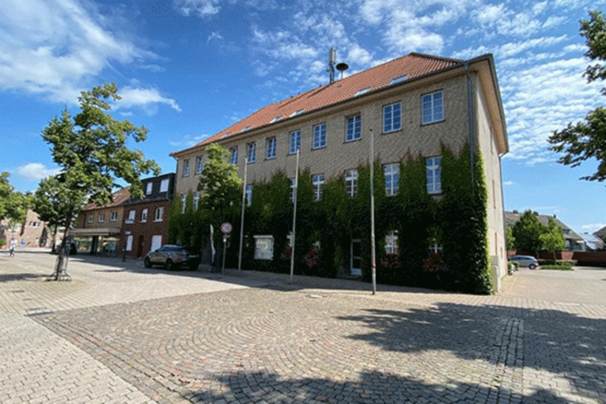 Das Rathaus der Stadt Olfen mit viel grün bewachsenem Efeu.