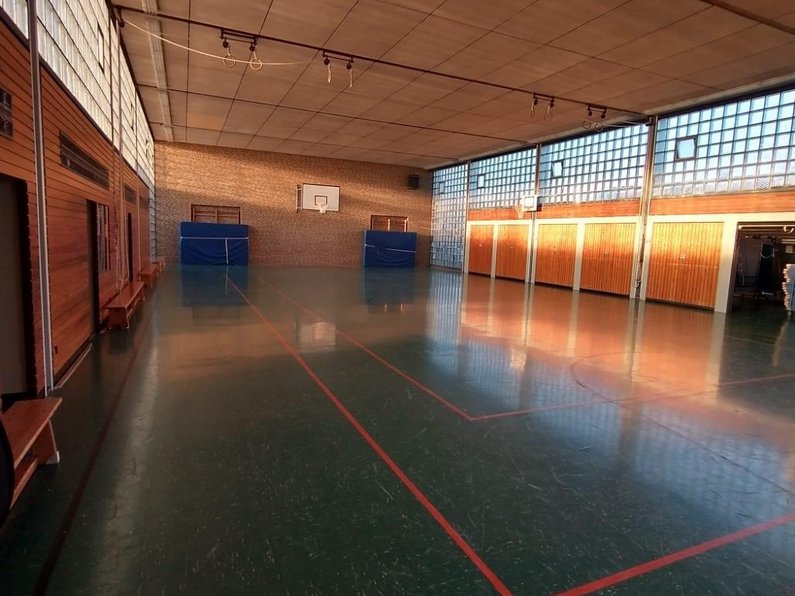 Auf dem Foto ist die Geest-Turnhalle vor der Sanierung zu sehen.