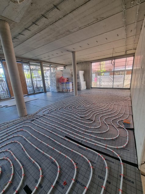 Einbau der Fußbodenheizung im Foyer des neuen Rathauses.