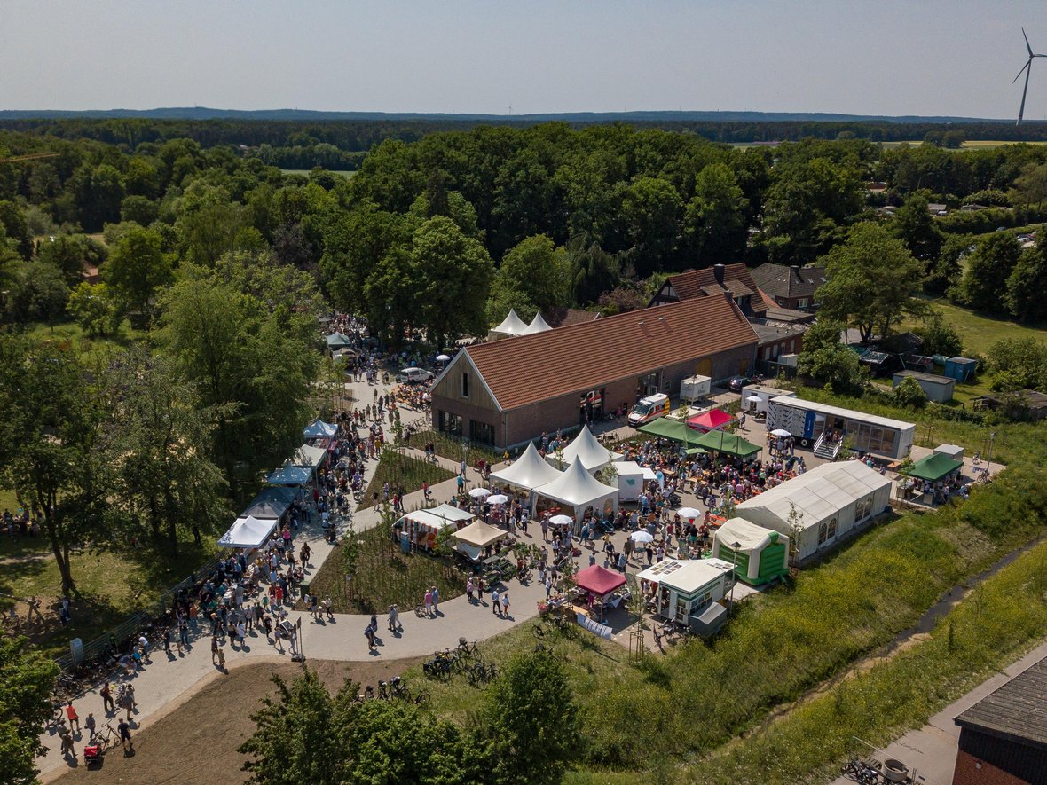 Die Luftaufnahme zeigt das Naturparkhaus Steveraue von Oben zum Zeitpunkt des Steverauenfestes im Juni 2023.