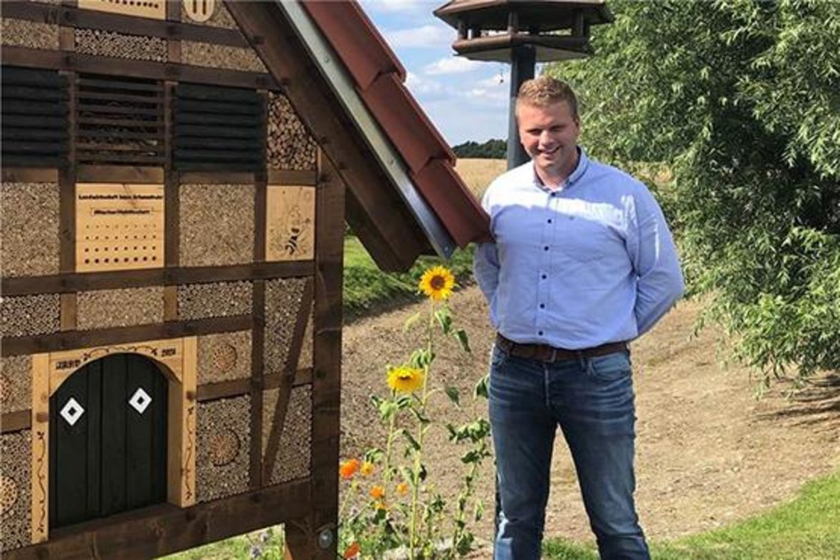 Fabian Schulte im Busch vor dem Insektenhotel