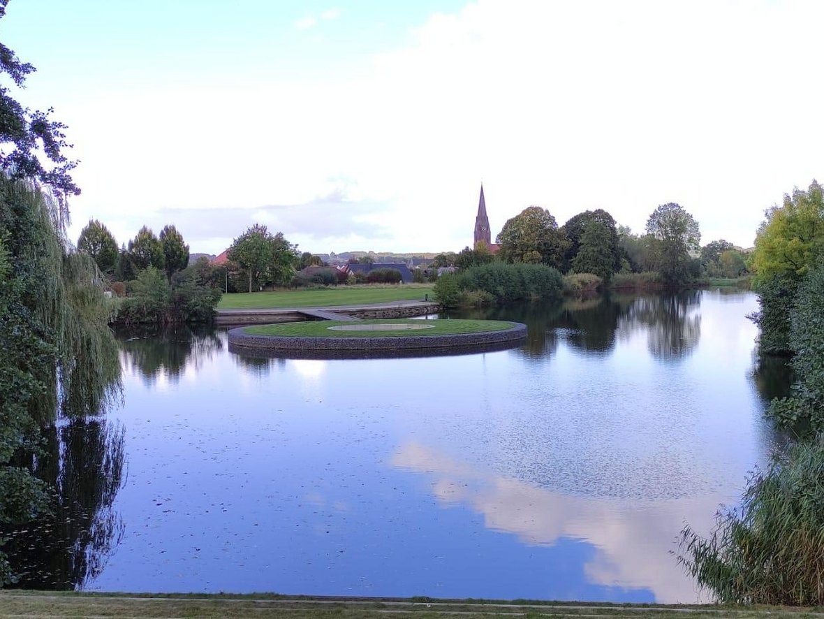 Das Hafebecken in Olfen, im Hintergrund die Kirche,