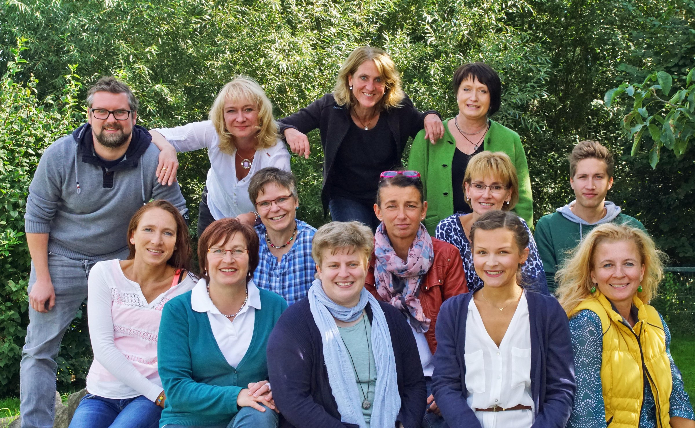 Das Team der OGS hat sich draußen zusammengesetzt.