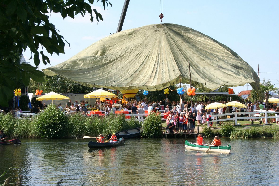 Dieses Foto zeigt einen Ausschnitt des Hafenfestes in Olfen aus dem Jahr 2009. Zu sehen sind Kanuten auf dem Wasser des Alten Hafenbeckens sowie ein Riesiger Fallschirm über dem Veranstaltungsgelände.