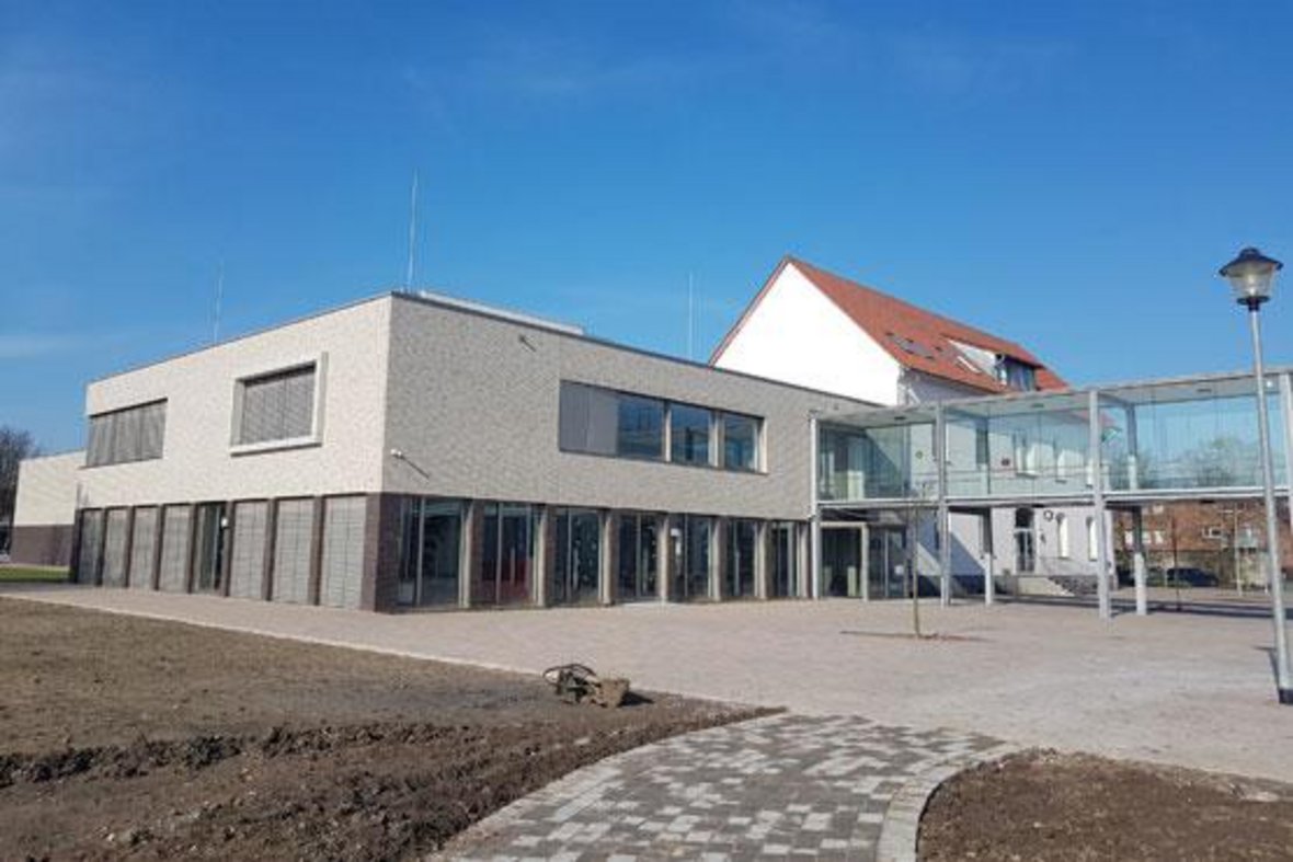 Das Foto zeigt die frisch umgebaute Wieschhofschule mit Blick aus dem Vitus-Park heraus. Zu diesem Zeitpunkt wurde der Rasen noch nicht eingesät.