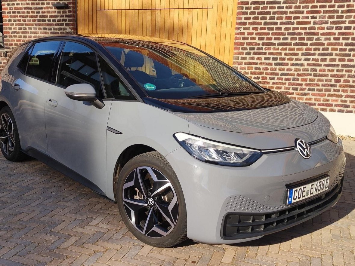 Vor dem Naturparkhaus Steveraue steht ein grauer Golf. Dieses E-Auto dient als Dienstwagen der Beschäftigten der Stadt Olfen.