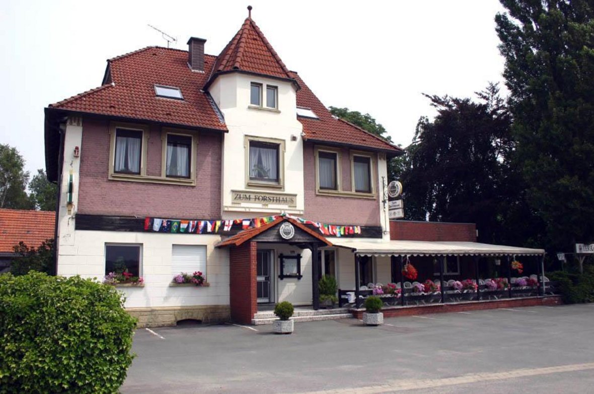 Auf dem Foto ist die Gaststätte "Zum Forsthaus" zu sehen.