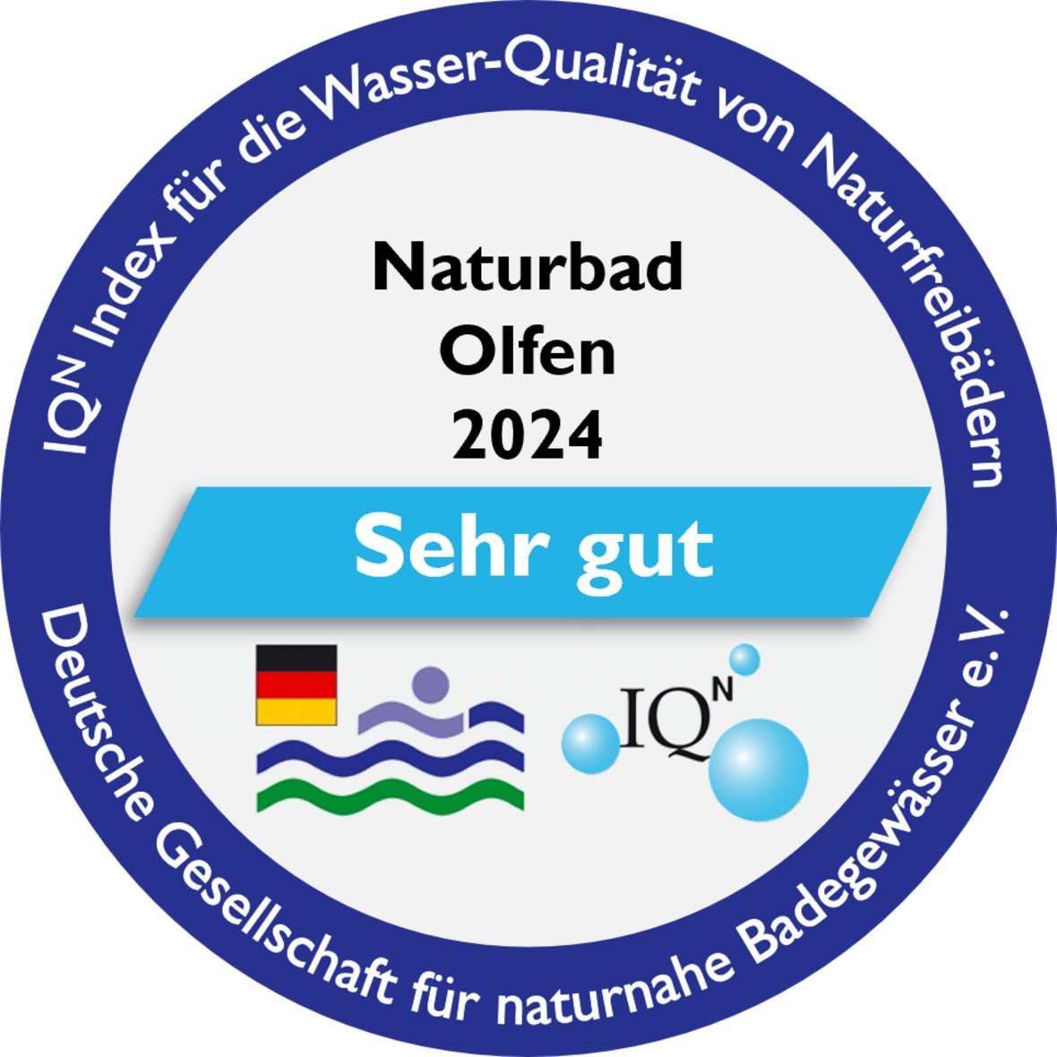 Hier ist das runde Qualitätssiegel für den IQN Index für die Wasser-Qualität von Naturfreibädern. Das Naturbad Olfen wurde im Jahr 2024 mit der Note Sehr gut ausgezeichnet.
