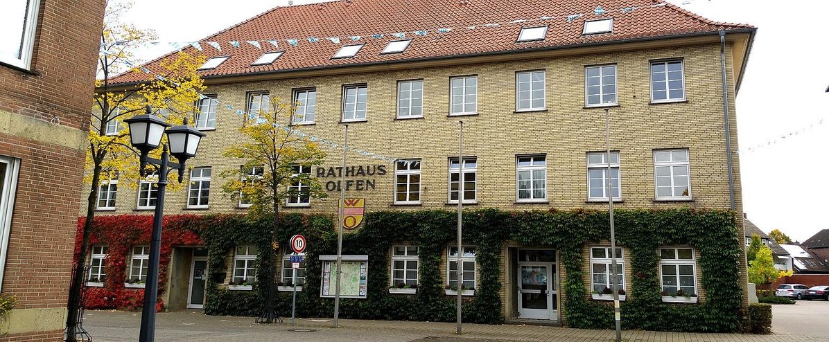 Zu sehen ist das Rathaus vor der Sanierung.