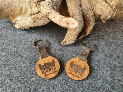 Zwei Holzschlüsselanhänger mit dem Motiv der Silhouetten der drei Steverauen-Tiere und der Aufschrift "Steverauenliebe"