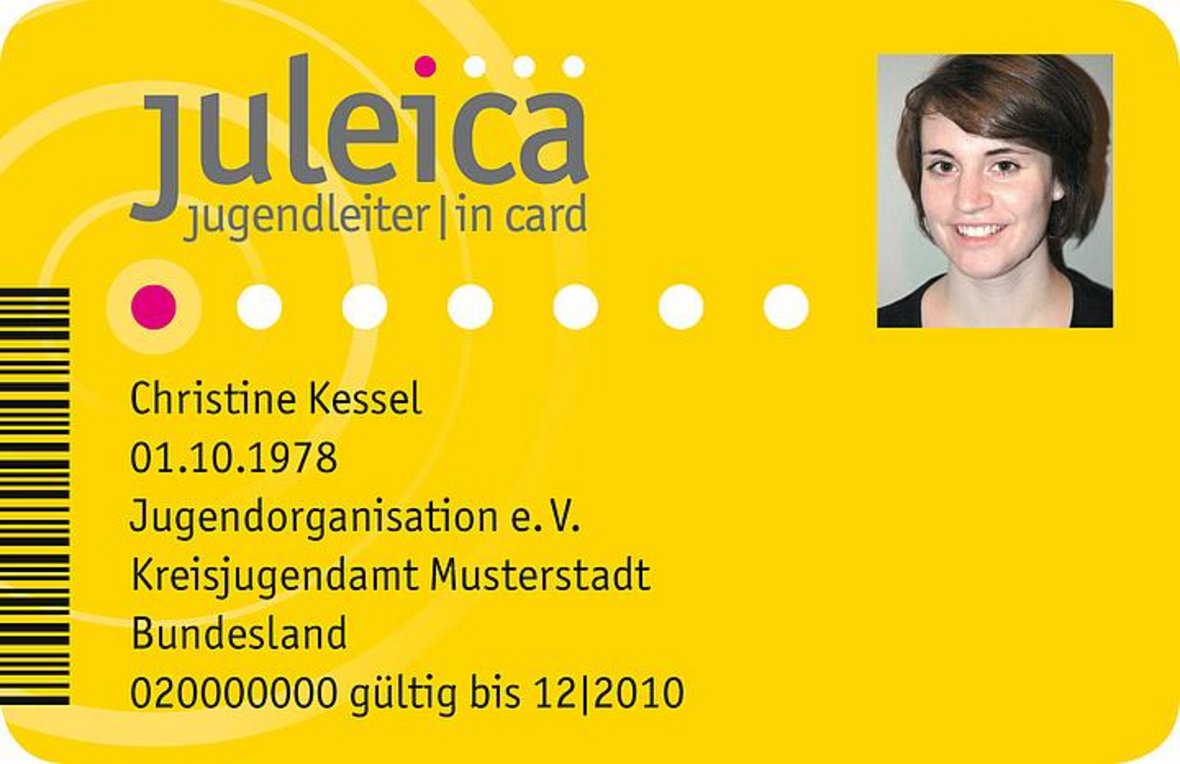 Diese Grafik zeigt die Musterkarte der JULEICA-Karte. Sie ist gelb und ganz oben ist das Logo von juleica zu sehen. Außerdem ein Passfoto und diverse Angaben zu der Musterperson.