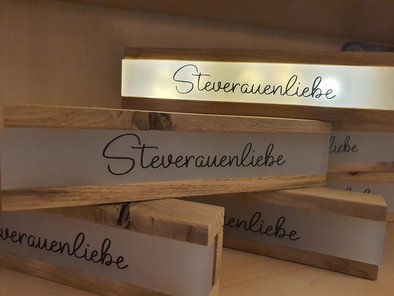 Auf dem Foto sind mehrere LED-Lichter mit der Aufschrift "Steverauenliebe" zu sehen.