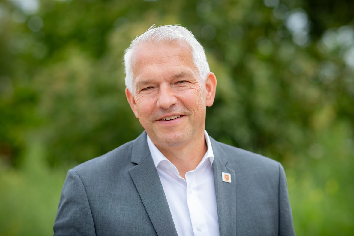 Bürgermeister Wilhelm Sendermann mit einem Portraitfoto.