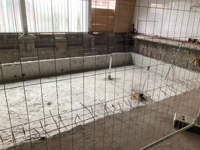 Roharbeiten und aktuelle Ansichten des Hallenbades und der Geest-Turnhalle (Foto: Stadt Olfen)